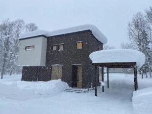 ein schneebedecktes Gebäude in der Unterkunft Niseko Annupuri Royal Chalet in Niseko
