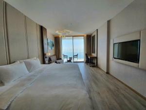 Panorama Beach Pearl Nha Trang Residences客房内的一张或多张床位