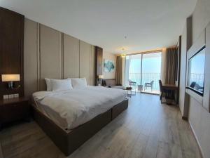 Panorama Beach Pearl Nha Trang Residences客房内的一张或多张床位