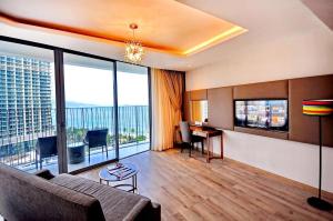 TV a/nebo společenská místnost v ubytování Panorama Beach Pearl Nha Trang Residences