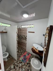 Koupelna v ubytování Bungalove Kai Kabana