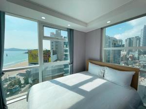 Postel nebo postele na pokoji v ubytování Hotel Haeundae Elysia