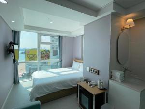 Postel nebo postele na pokoji v ubytování Hotel Haeundae Elysia