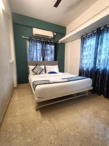 Postel nebo postele na pokoji v ubytování Hotel Silverleaf Residency