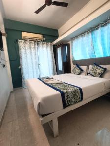 Postel nebo postele na pokoji v ubytování Hotel Silverleaf Residency