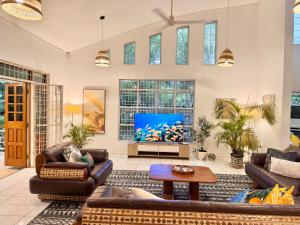 Televiisor ja/või meelelahutuskeskus majutusasutuses The Garvey Grove - Domain Suva - a Kidsfirst Apartments Standalone Home