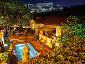 una vista dall'alto di una casa con piscina di Tom's Guest House a Città del Capo