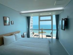 Postel nebo postele na pokoji v ubytování Hotel Haeundae Elysia