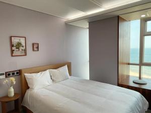 Postel nebo postele na pokoji v ubytování Hotel Haeundae Elysia
