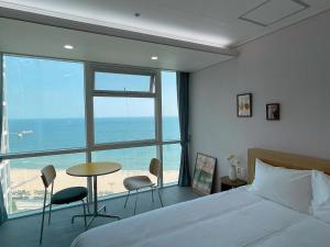 Postel nebo postele na pokoji v ubytování Hotel Haeundae Elysia