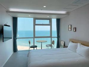 Postel nebo postele na pokoji v ubytování Hotel Haeundae Elysia