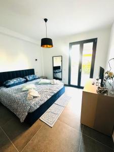 a bedroom with a bed and a desk with a computer at Blue Orchid Apartment, IUN S8460 in Quartu SantʼElena