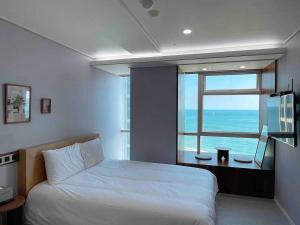 Postel nebo postele na pokoji v ubytování Hotel Haeundae Elysia