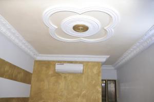 een plafond met een plafondventilator in een gang bij Afrika Nomades in Abidjan
