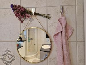 ヴェルニゲローデにある"Nur für Frauen" Guest houseのバスルーム(ピンクのタオル付) +2枚の写真