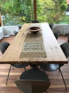 einem Holztisch mit Stühlen und einer Schüssel darauf in der Unterkunft Niseko Kizuna Lodge in Niseko