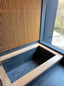 ein Zimmer mit einem Fenster an der Seite eines Gebäudes in der Unterkunft Niseko Kizuna Lodge in Niseko + 28 Fotos