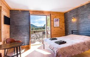una camera con letto e balcone di Apart Hôtel des Cols a Bordères-Louron Altre 37 foto