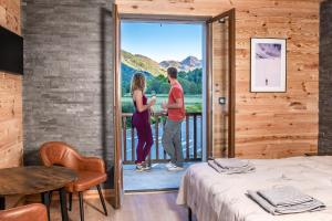 Nespecifikovaný výhled na hory nebo výhled na hory při pohledu z hotelu