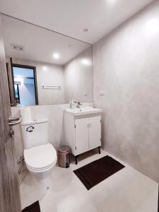 Koupelna v ubytování Title Residencies Naiyang 2 Bedrooms PoolAccess