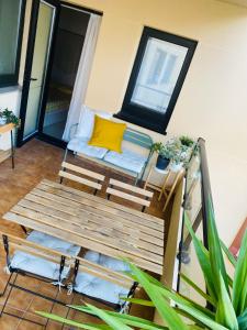 a living room with a couch and a table at Acogedor apartamento con terraza in Cedeira