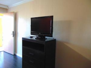 TV a/nebo společenská místnost v ubytování Heart of Texas Motel