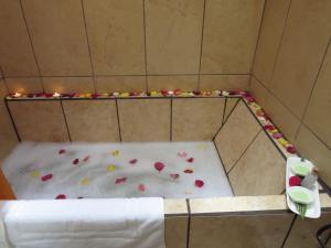 una ducha con corazones en el suelo y velas en Casa Buena Vista, en Antigua Guatemala