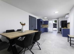 une cuisine et une salle à manger avec une table et des chaises en bois dans l'établissement Luxury Krk Villa with Private Pool and Gardens, à Krk 22 autres photos