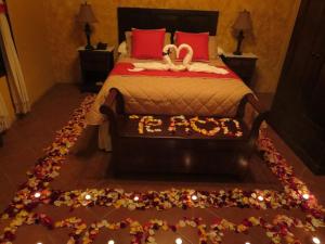 Un dormitorio con una cama con dos cisnes. en Casa Buena Vista, en Antigua Guatemala