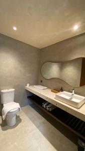 JetisにあるAllure Villa Yogyakartaのトイレと洗面台付きのバスルーム