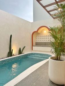 JetisにあるAllure Villa Yogyakartaの植物のある家のプール +7枚の写真