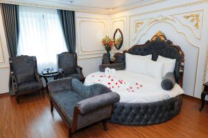 Posezení v ubytování Royal Hotel Trâu Quỳ