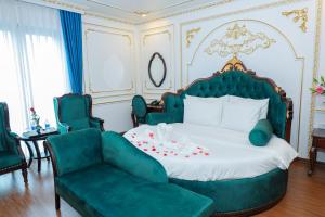 Posezení v ubytování Royal Hotel Trâu Quỳ
