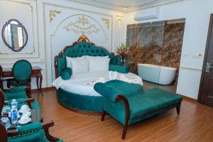 Posezení v ubytování Royal Hotel Trâu Quỳ