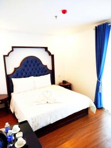 Postel nebo postele na pokoji v ubytování Royal Hotel Trâu Quỳ