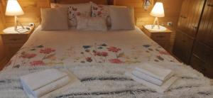 Un pat sau paturi într-o cameră la Lodge House Tara
