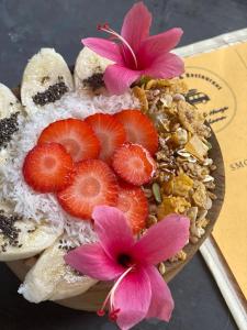 Habaraduwa CentralにあるSunset Havenのピンクの花が飾られた食べ物の皿