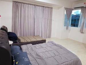 Postel nebo postele na pokoji v ubytování Cozy Family Happy White Homestay Langkawi up to 23pax 6BR