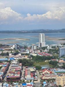 KangboiにあるLenggo - Apartement Meisterstadt Pollux Habibie 52-05の都市と水の空中写真 +5枚の写真