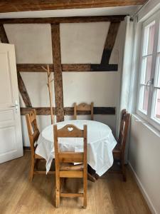 a dining room with a table and chairs at Les appartements du Koifhus in Colmar