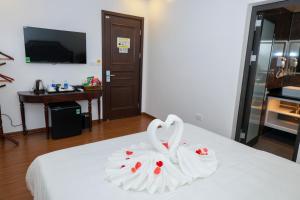Postel nebo postele na pokoji v ubytování Royal Hotel Trâu Quỳ
