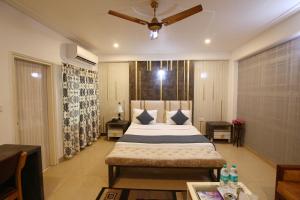 Postel nebo postele na pokoji v ubytování Hotel Opera Delhi International Airport