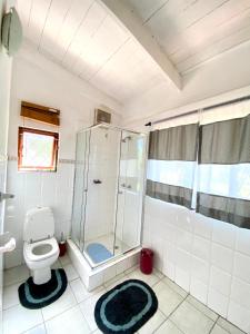 Un baño de Isina Mova 12 fotos más