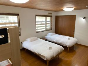 Postel nebo postele na pokoji v ubytování Midway Makkari House + 8 fotografií