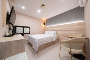 Łóżko lub łóżka w pokoju w obiekcie Hwajeong Jun Hotel