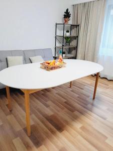 einen weißen Tisch in der Mitte eines Wohnzimmers in der Unterkunft Londof Villa with panoramic view in Braşov + 14 Fotos
