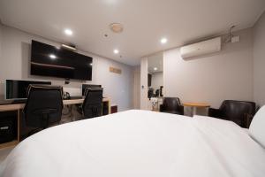 Telewizja i/lub zestaw kina domowego w obiekcie Hwajeong Jun Hotel