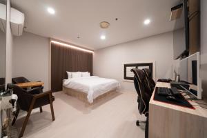 Telewizja i/lub zestaw kina domowego w obiekcie Hwajeong Jun Hotel