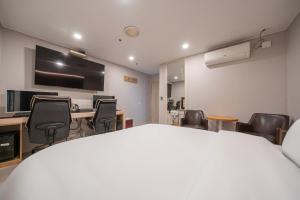 Telewizja i/lub zestaw kina domowego w obiekcie Hwajeong Jun Hotel