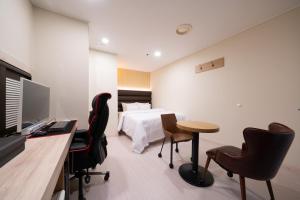 Telewizja i/lub zestaw kina domowego w obiekcie Hwajeong Jun Hotel